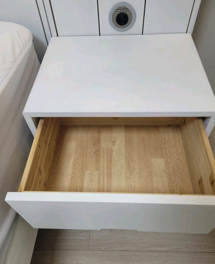 씰리 킹사이즈 매트리스 + 프레임 + 협탁 세트 이미지