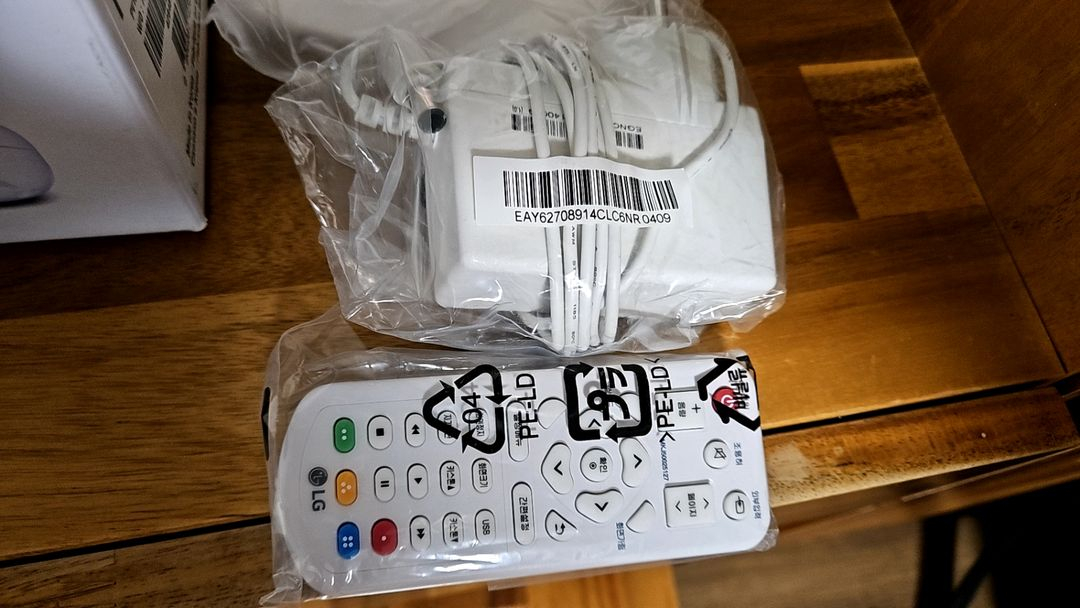 (단순개봉) 엘지 캠핑용 미니 빔프로젝터 판매 이미지