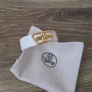 발렌시아가 BB팔찌 명품반지목걸이귀걸이까르띠에구찌루이비통디올셀린느샤넬로로피아나보테가베네타에르메스크로스백팩호보백아바백 이미지