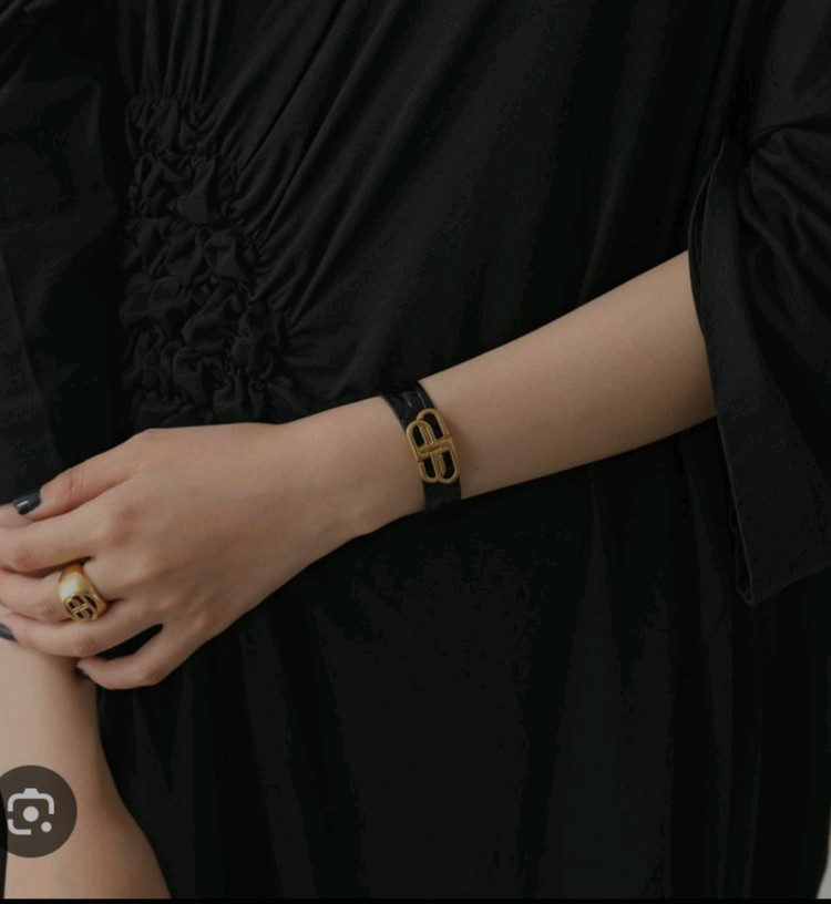 발렌시아가 BB팔찌 명품반지목걸이귀걸이까르띠에구찌루이비통디올셀린느샤넬로로피아나보테가베네타에르메스크로스백팩호보백아바백 이미지