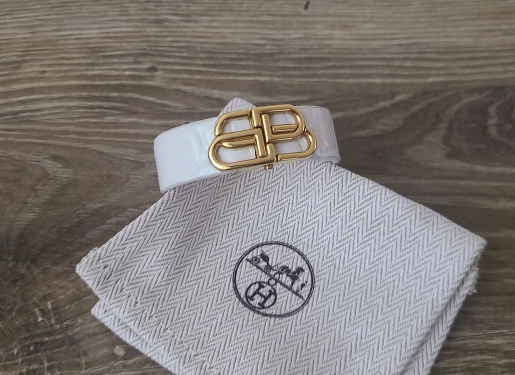 발렌시아가 BB팔찌 명품반지목걸이귀걸이까르띠에구찌루이비통디올셀린느샤넬로로피아나보테가베네타에르메스크로스백팩호보백아바백 이미지