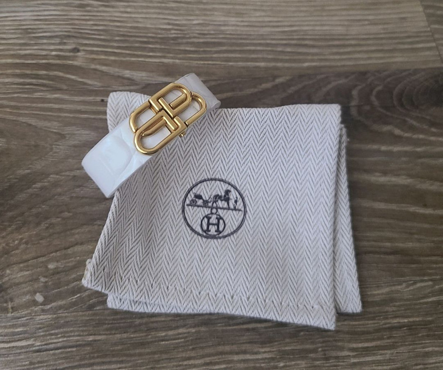 발렌시아가 BB팔찌 명품반지목걸이귀걸이까르띠에구찌루이비통디올셀린느샤넬로로피아나보테가베네타에르메스크로스백팩호보백아바백 이미지