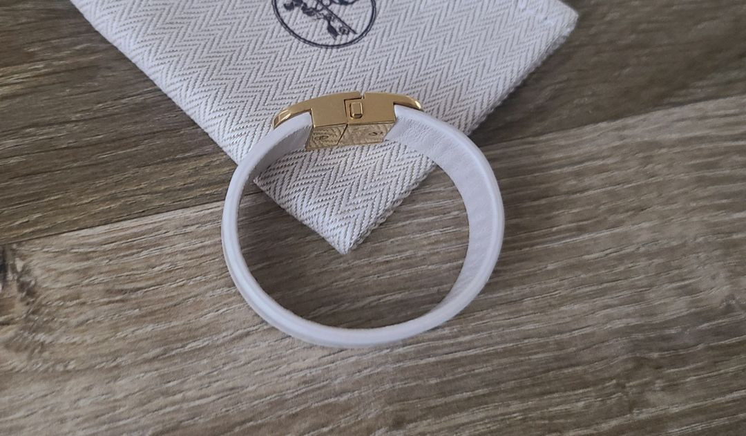 발렌시아가 BB팔찌 명품반지목걸이귀걸이까르띠에구찌루이비통디올셀린느샤넬로로피아나보테가베네타에르메스크로스백팩호보백아바백 이미지