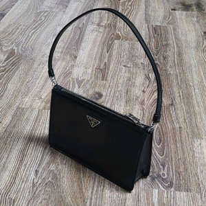 프라다 브러시드 호보백미니백가방명품백테수토호보백숄더백버킷백 구찌루이비통디올셀린느샤넬에르메스보테가발렌시아가아바백팩 이미지