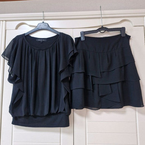 머스트비 상의+Letzz스커트 온앤온쥬크씨씨콜렉트럭키슈에뜨에고이스트레니본샤틴지컷시슬리시스템sjsj베네통나이스크랍듀엘 이미지