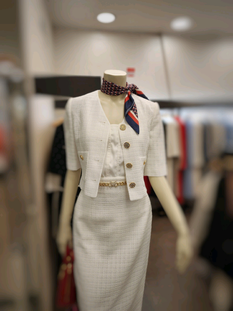 모조에스핀 크롭재킷 화이트 55사이즈(정가699,000원)택포 8만원 이미지