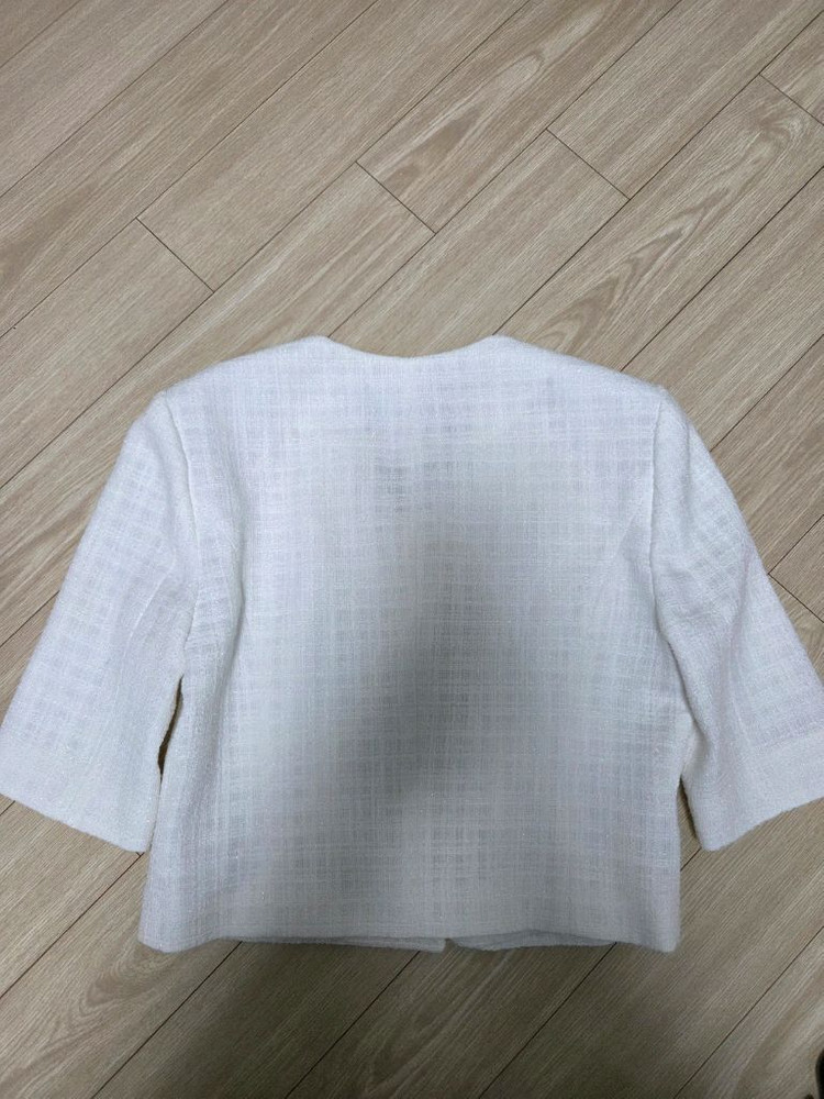 모조에스핀 크롭재킷 화이트 55사이즈(정가699,000원)택포 8만원 이미지