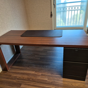 한샘 고급 책상, 책꽂이 두 개, 책상 이미지