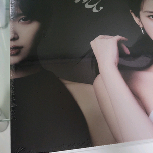 아이유 2024 시즌그리팅 + 2023시그포카 이미지