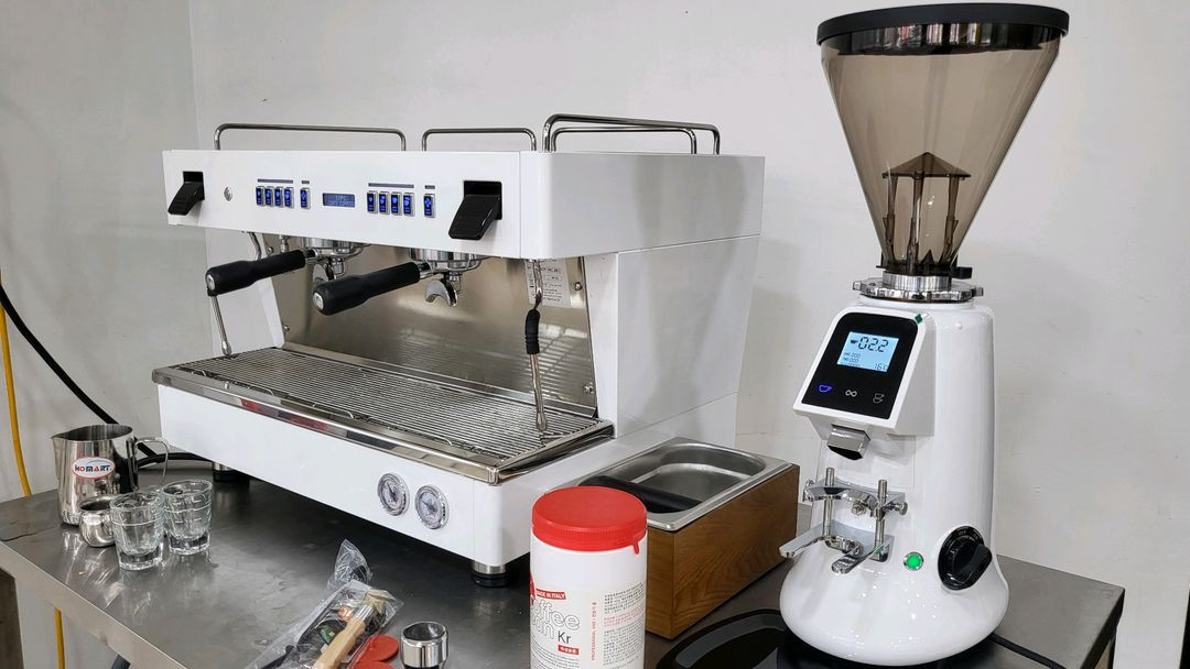 콘티 레브 커피머신과 벨로즈 자동 그라인더 포함 이미지