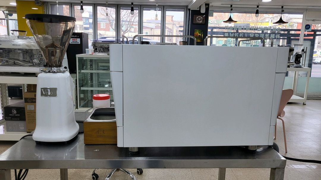 콘티 레브 커피머신과 벨로즈 자동 그라인더 포함 이미지