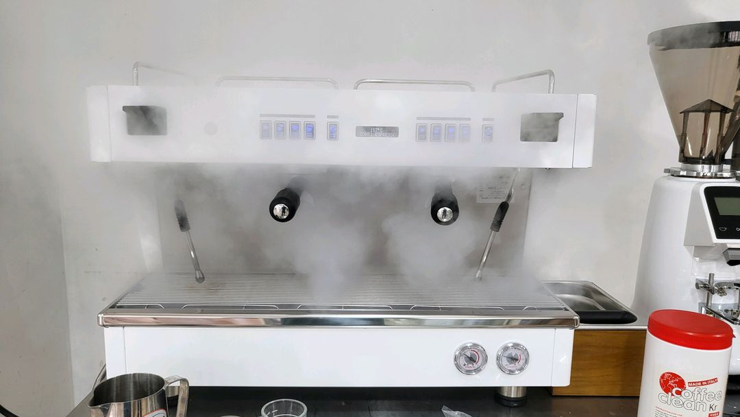 콘티 레브 커피머신과 벨로즈 자동 그라인더 포함 이미지