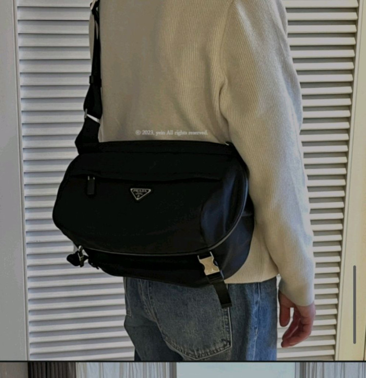 프라다 바이커백 라지 크로스백메신저백숄더백명품가방힙색벨트백팩 구찌루이비통발렌시아가보테가디올셀린느에르메스생로랑 이미지