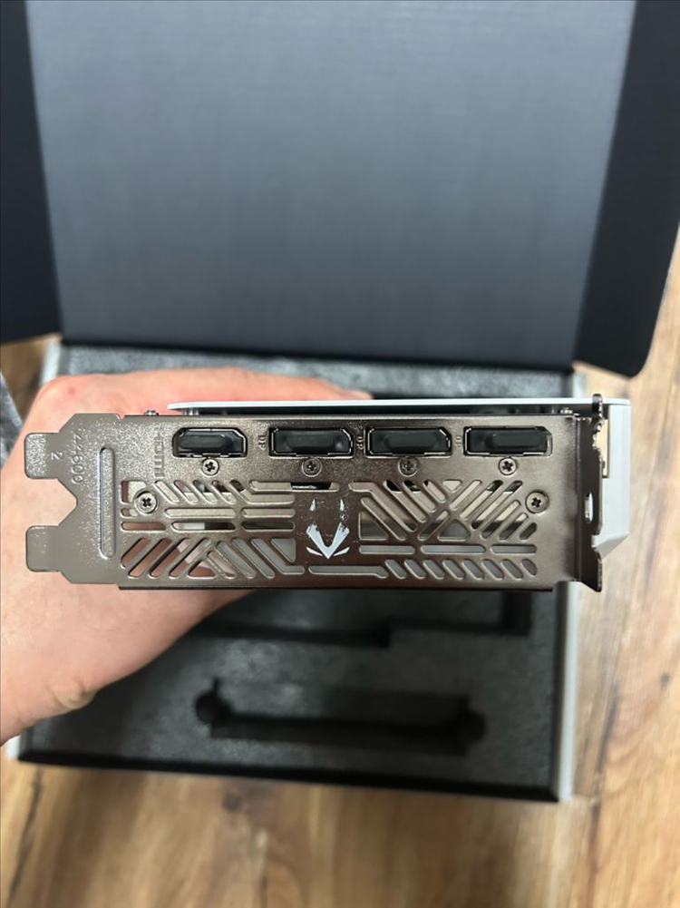 조텍 rtx 5060ti 8gb white 판매합니다 이미지