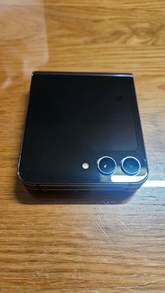 갤럭시 Z Flip5 블랙 색상 512GB 모델 판매합니다. 이미지