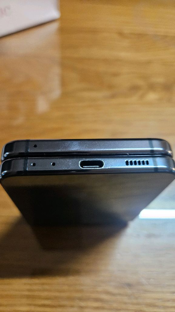 갤럭시 Z Flip5 블랙 색상 512GB 모델 판매합니다. 이미지