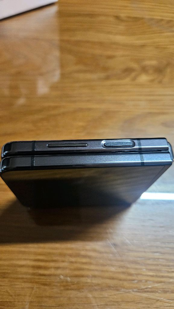 갤럭시 Z Flip5 블랙 색상 512GB 모델 판매합니다. 이미지