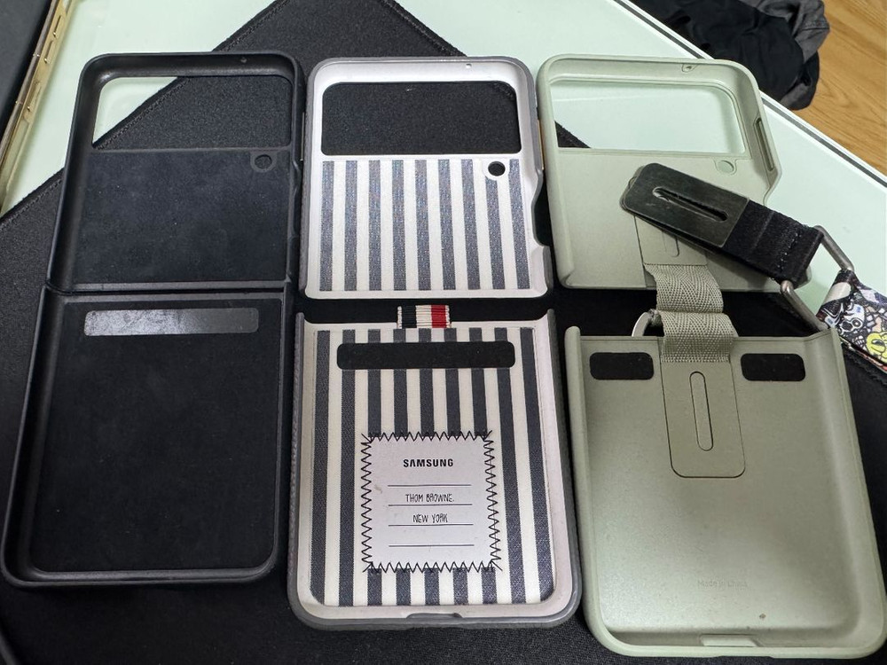 z플립3 케이스 톰브라운 에디선 이미지