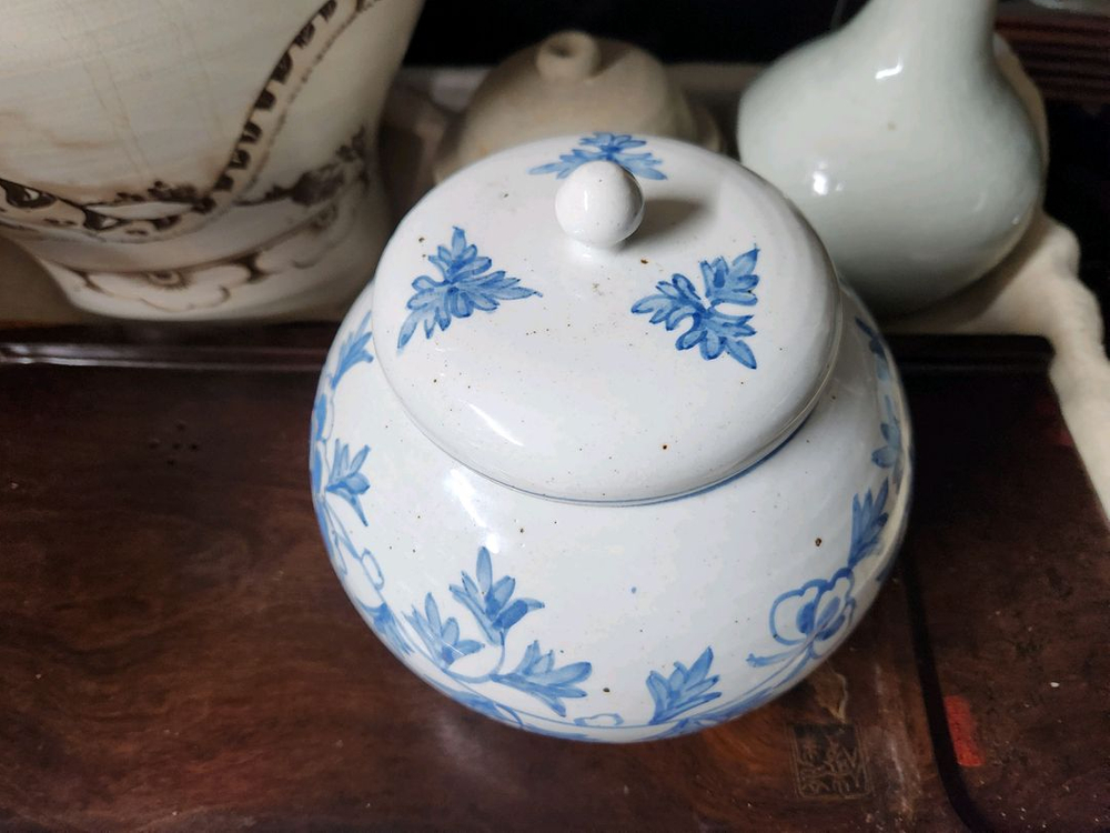 청화백자 목단문유개호 이미지