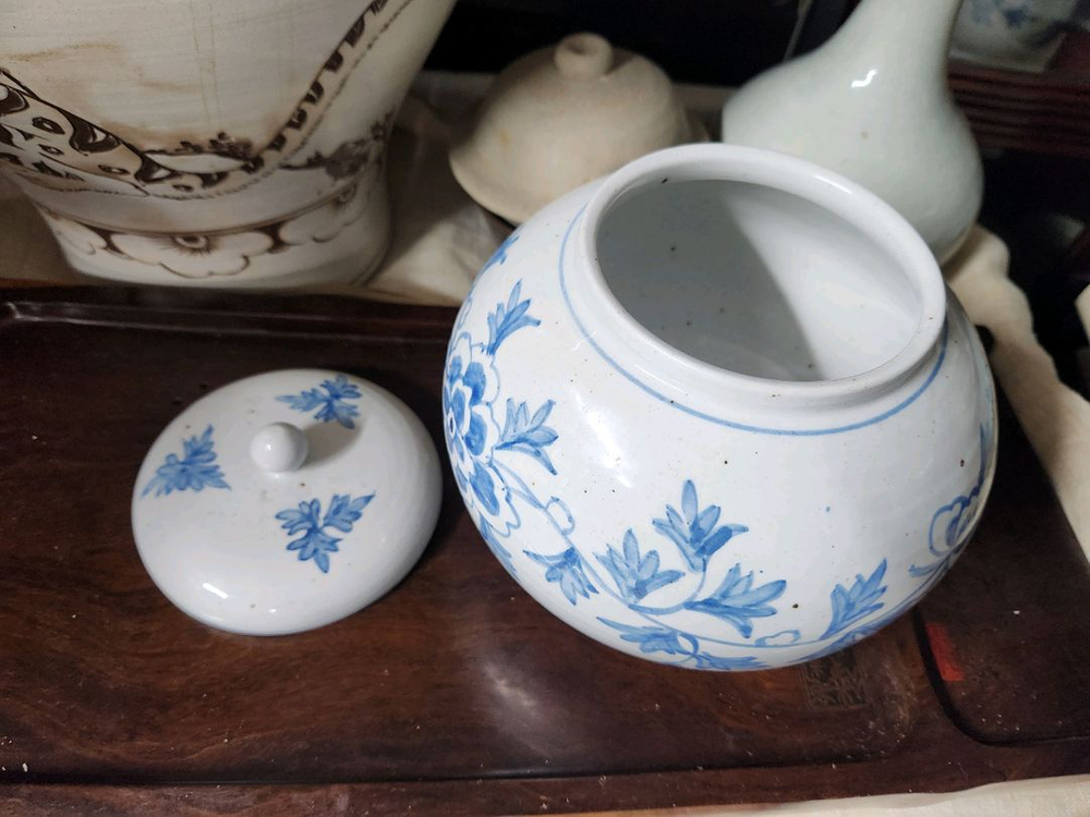 청화백자 목단문유개호 이미지