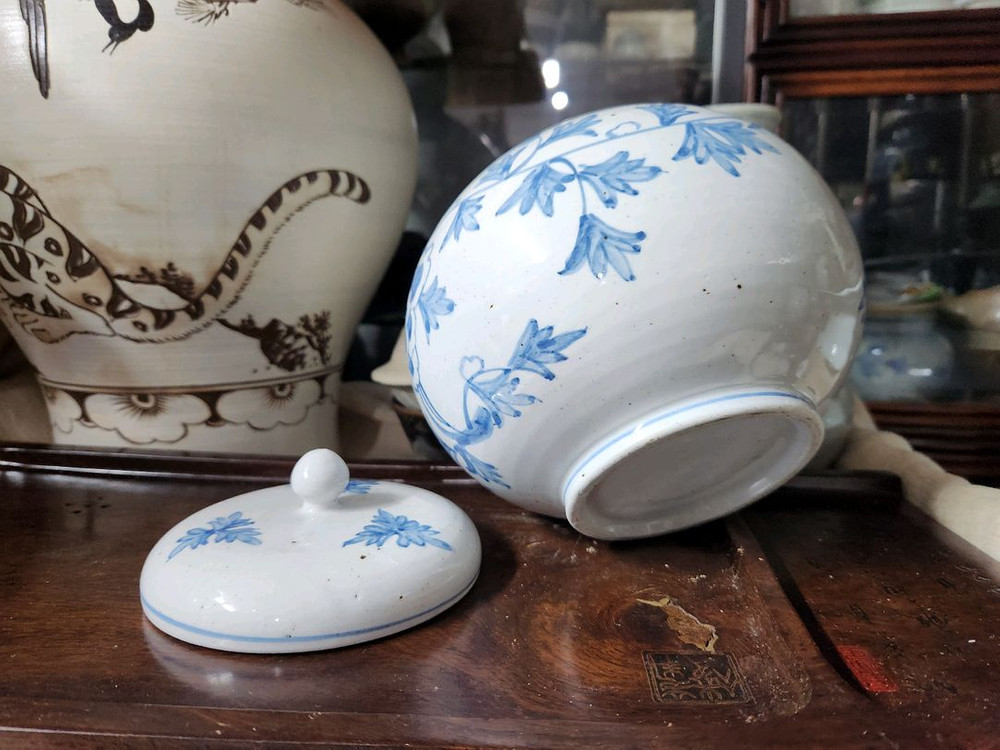 청화백자 목단문유개호 이미지