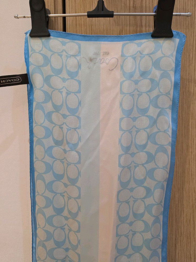 코치 시그니처 하늘색 스카프 판매합니다! 이미지