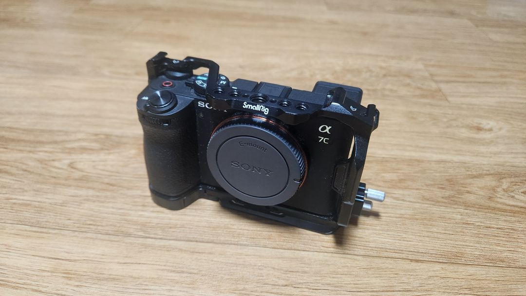 소니 A7C2 카메라 + 스몰리그 케이지 4422 이미지