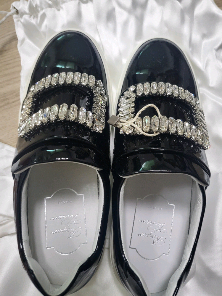 로저비비에 크리스탈 스퀘어버클 페이던트 슬립온 이미지