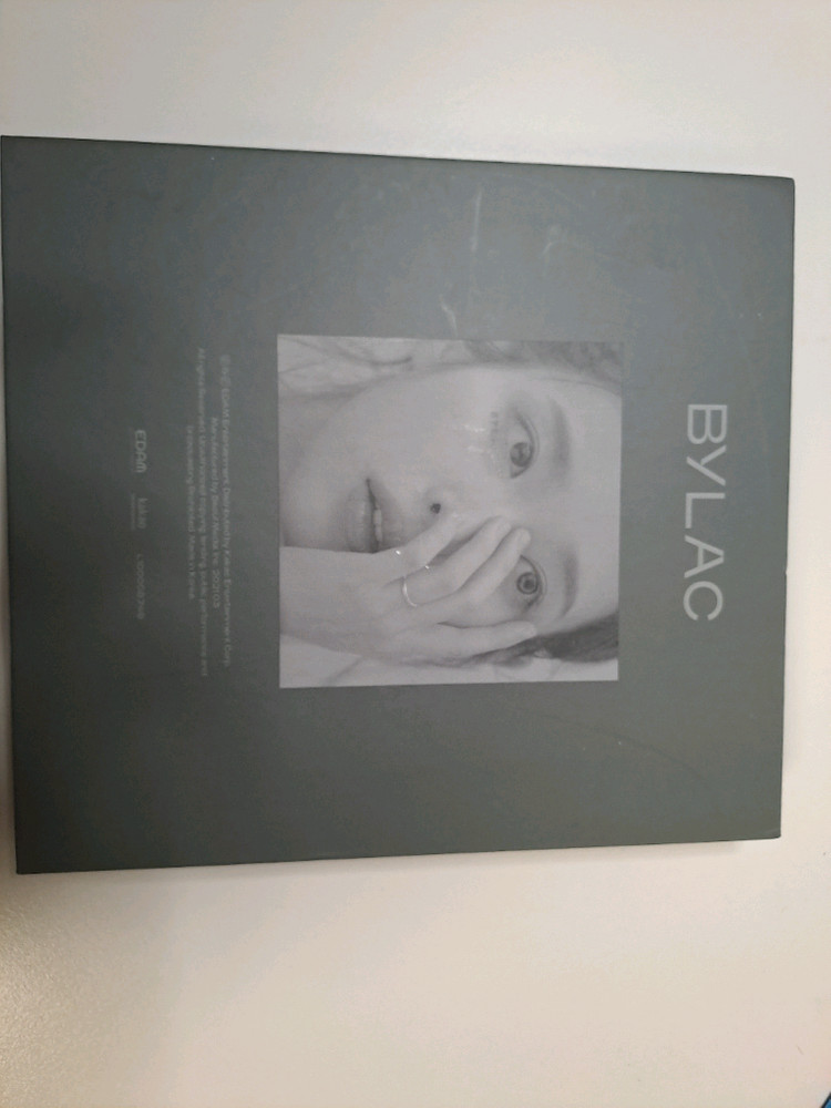 아이유 라일락 사인 음반 판매합니다. 이미지