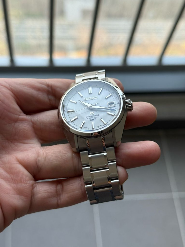 그랜드세이코 SBGJ011 (하이비트 GMT) 티타늄 판매합니다. 이미지