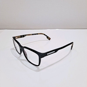 버버리 블랙 스퀘어 뿔테 안경 이미지