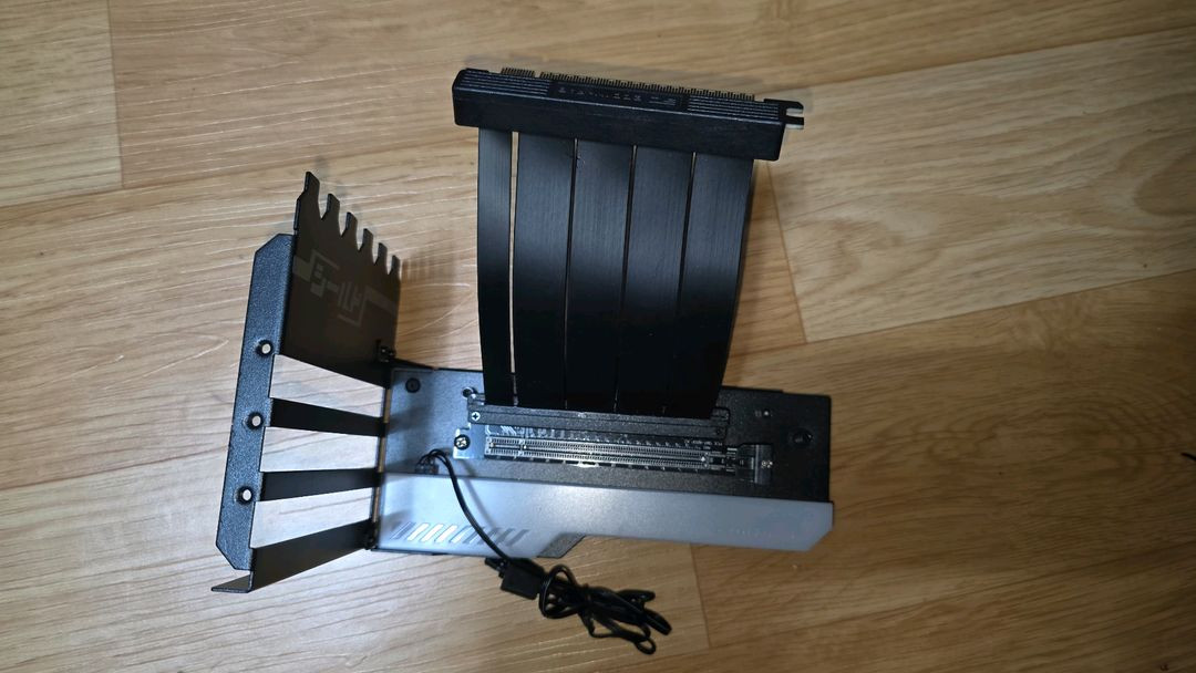 이엠텍 RTX2070SUPER + 라이저덱4.0 이미지