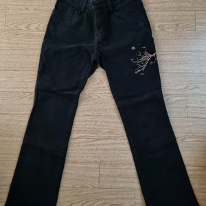 여성 푸츠컷 블랙진 이미지