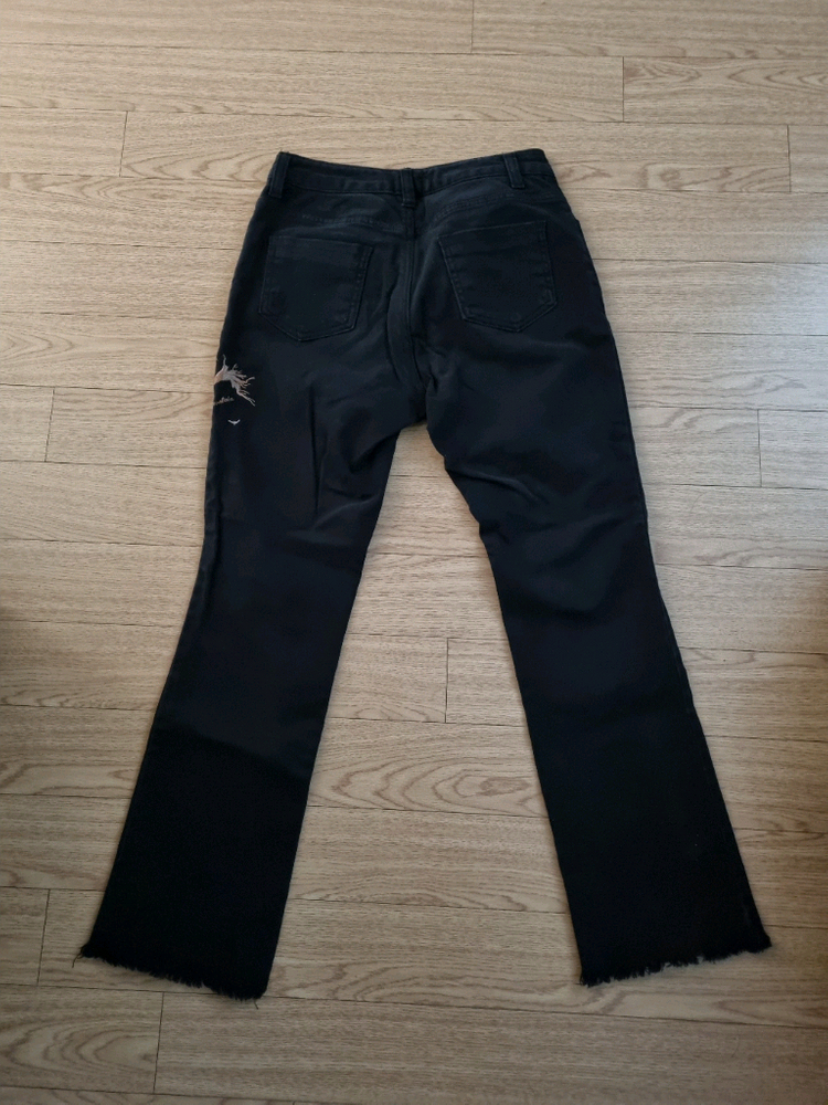 여성 푸츠컷 블랙진 이미지