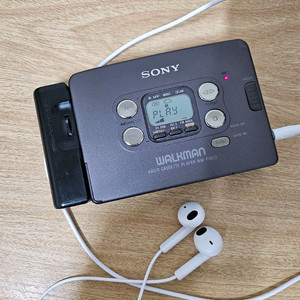 소니 워크맨 WM-FX822 라디오 카세트 플레이어+이어폰등 이미지