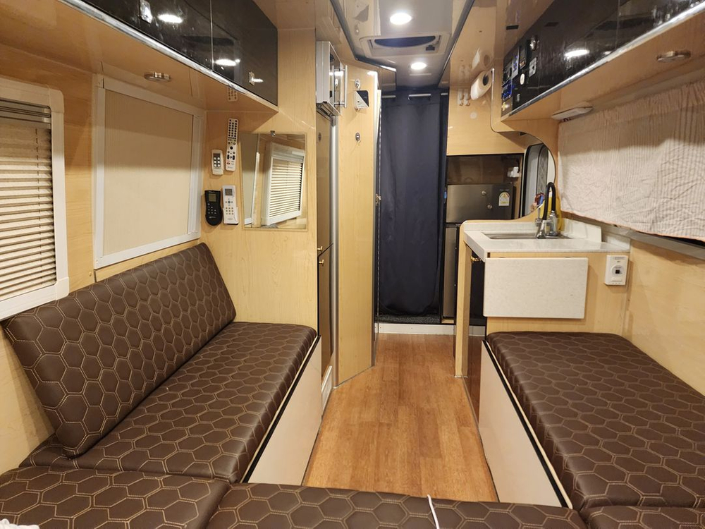 레스타 캠핑카 판매합니다 이미지