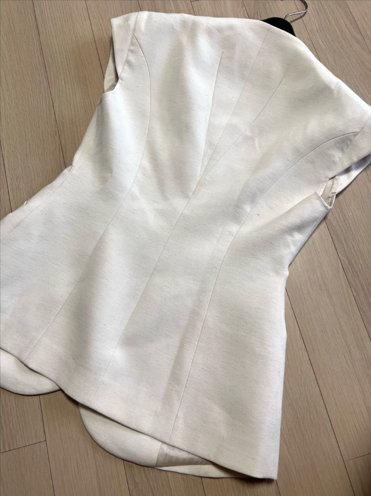 이더 EITHER 커브드 린넨 베스트 자켓 아이보리 숄더패드 민소매 캡소매 여름 정장 하객룩 오피스룩 이미지