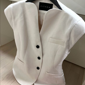 이더 EITHER 커브드 린넨 베스트 자켓 아이보리 숄더패드 민소매 캡소매 여름 정장 하객룩 오피스룩 이미지