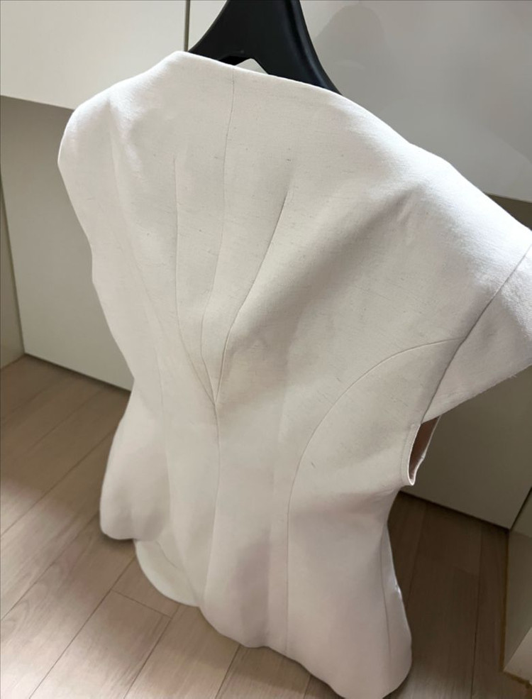 이더 EITHER 커브드 린넨 베스트 자켓 아이보리 숄더패드 민소매 캡소매 여름 정장 하객룩 오피스룩 이미지