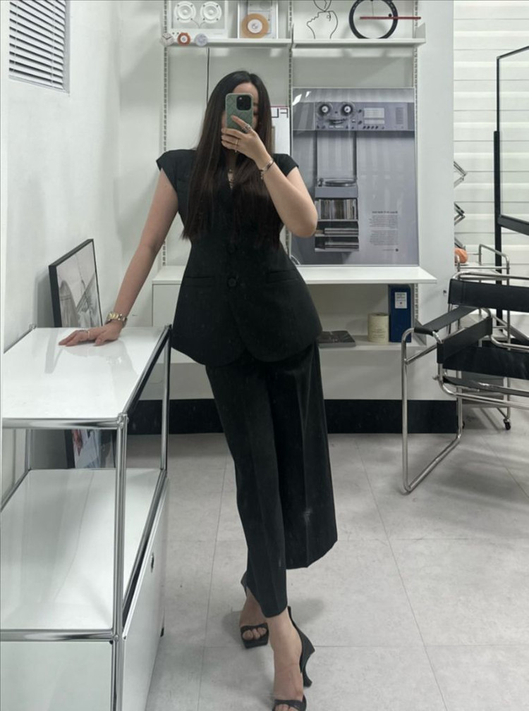 이더 EITHER 커브드 린넨 베스트 자켓 아이보리 숄더패드 민소매 캡소매 여름 정장 하객룩 오피스룩 이미지