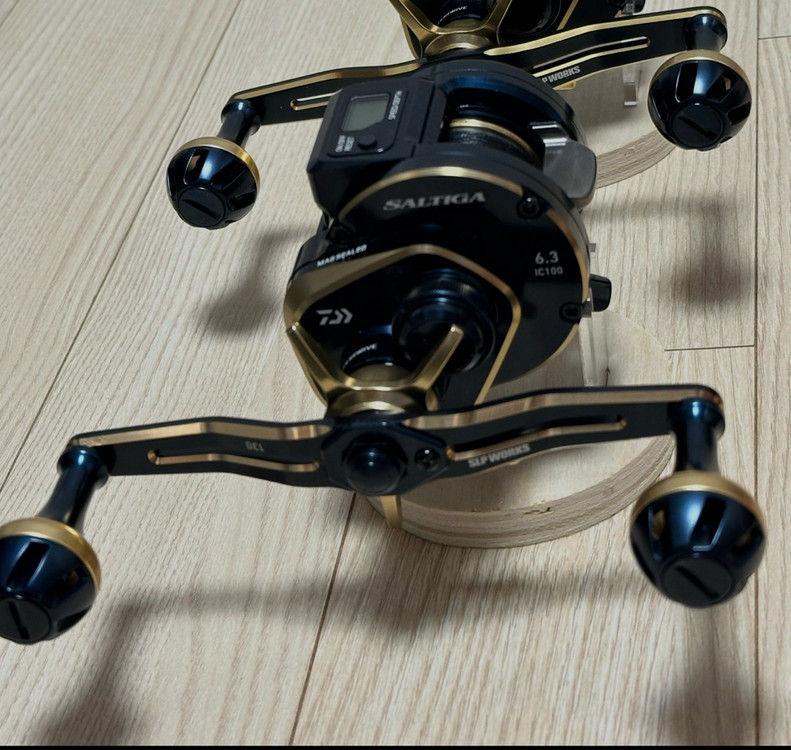 [S급]21솔티가ic 100L(한국다이와정품/6.3:1) + slpw 130mm 핸들 + 용스 드랙음튜닝 이미지