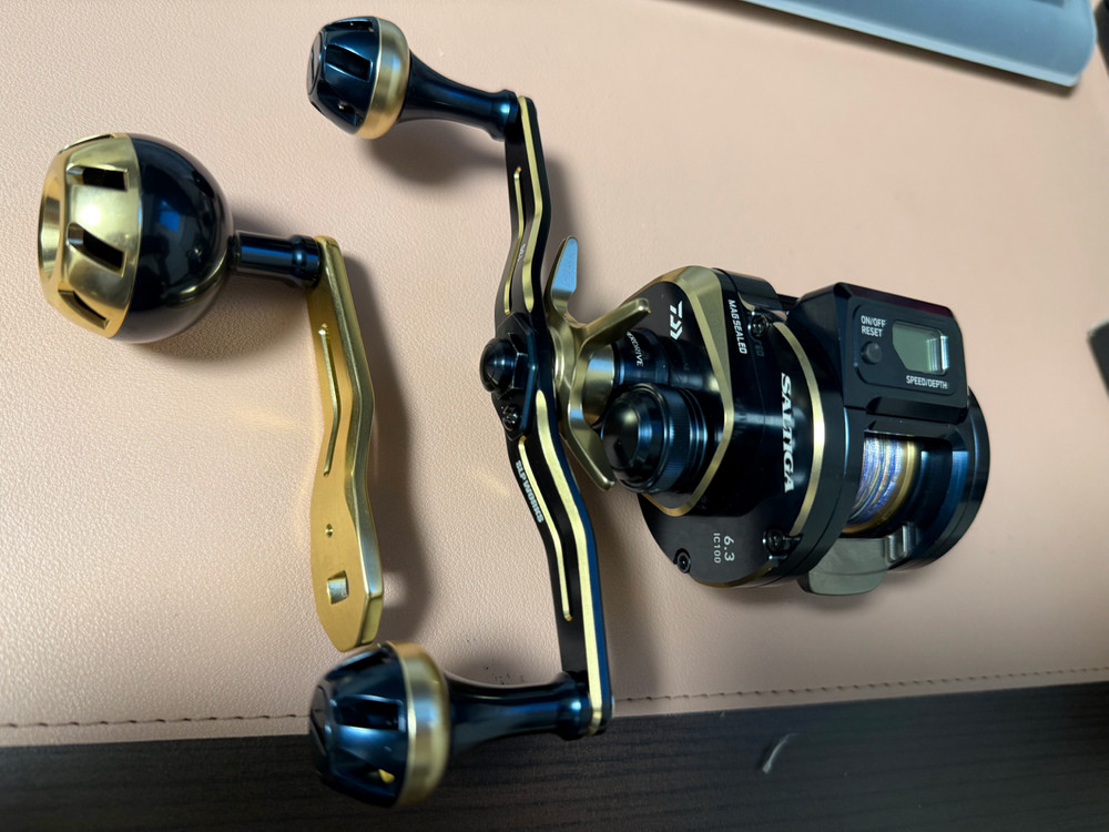 [S급]21솔티가ic 100L(한국다이와정품/6.3:1) + slpw 130mm 핸들 + 용스 드랙음튜닝 이미지