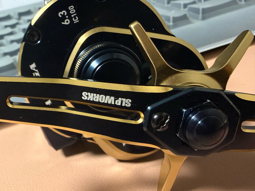 [S급]21솔티가ic 100L(한국다이와정품/6.3:1) + slpw 130mm 핸들 + 용스 드랙음튜닝 이미지