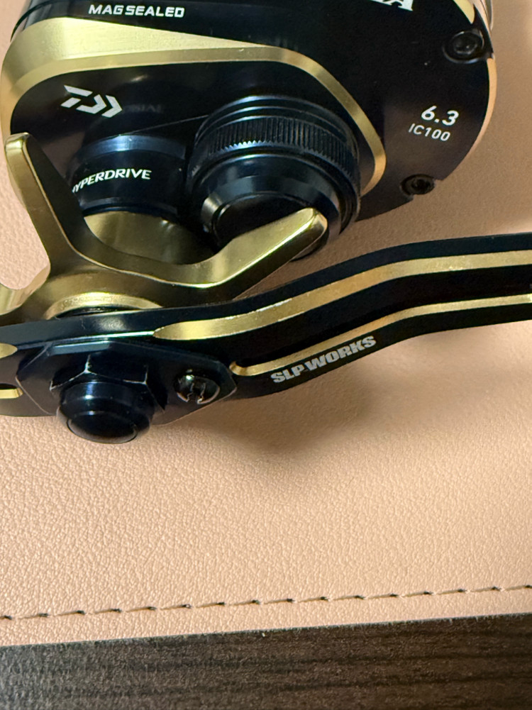 [S급]21솔티가ic 100L(한국다이와정품/6.3:1) + slpw 130mm 핸들 + 용스 드랙음튜닝 이미지