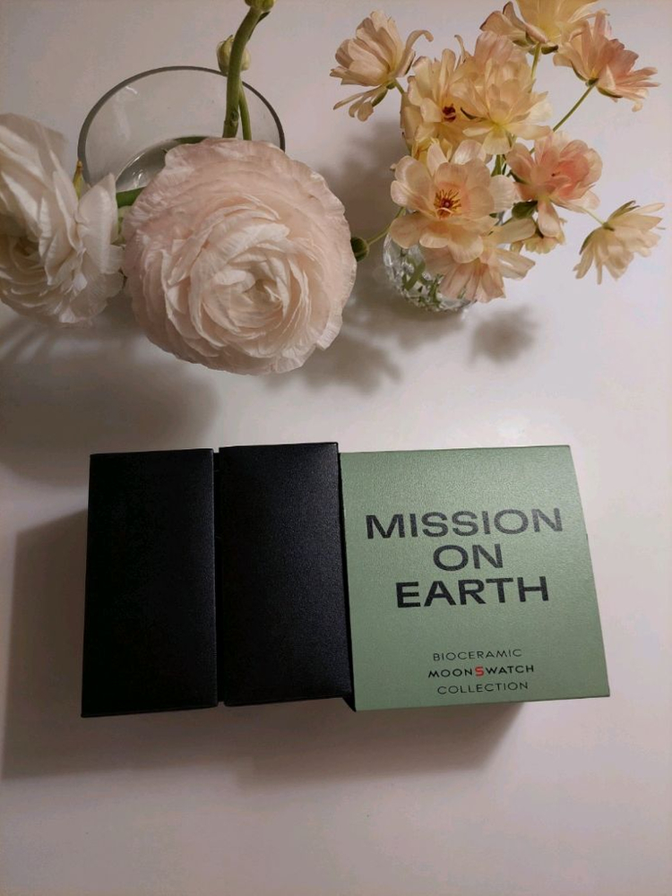 오메가 문스와치 미션온어스 bioceramic 시계 국내매장판 이미지