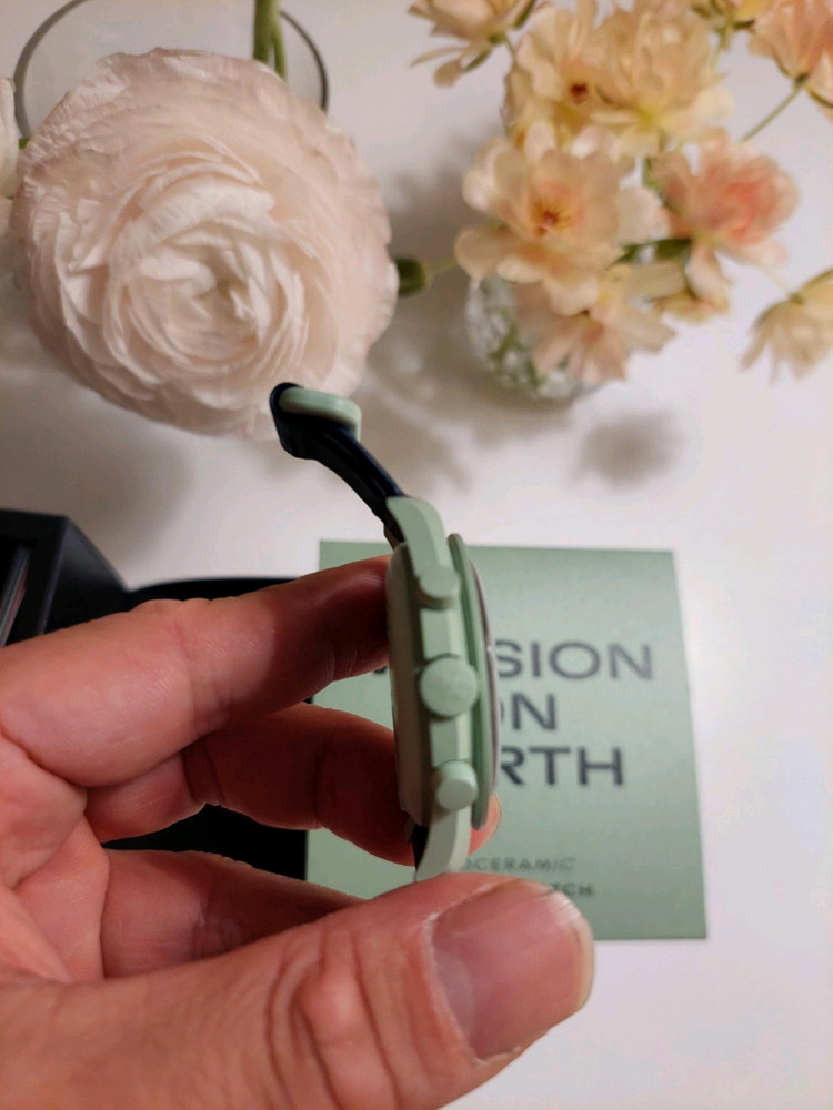 오메가 문스와치 미션온어스 bioceramic 시계 국내매장판 이미지