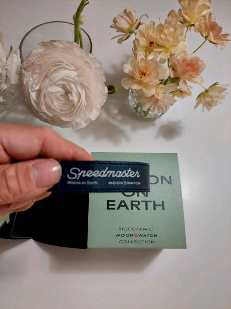 오메가 문스와치 미션온어스 bioceramic 시계 국내매장판 이미지