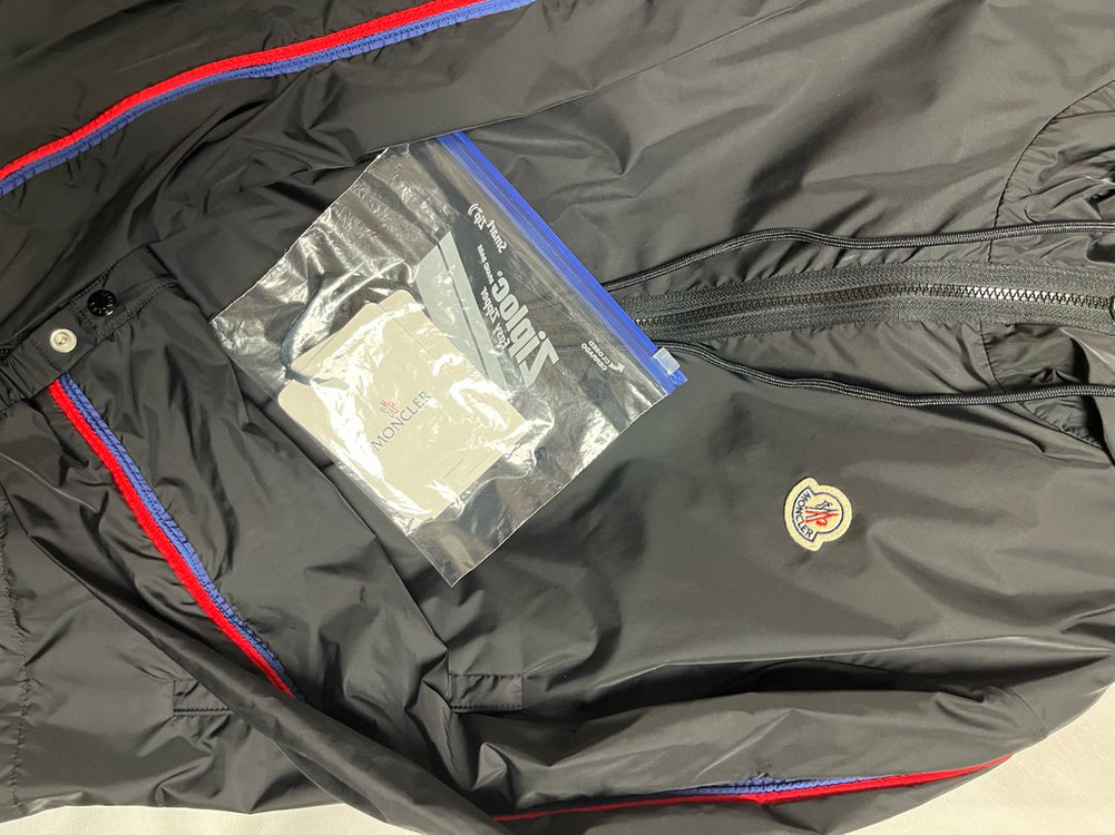 몽클레어 바람막이 사이즈2 판매합니다. 이미지