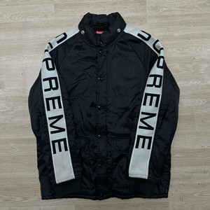 슈프림 사이드라인 로고 암밴드 플리스 안감 패딩 점퍼 [블랙] L/100 이미지