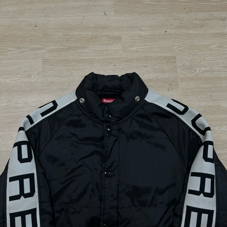 슈프림 사이드라인 로고 암밴드 플리스 안감 패딩 점퍼 [블랙] L/100 이미지